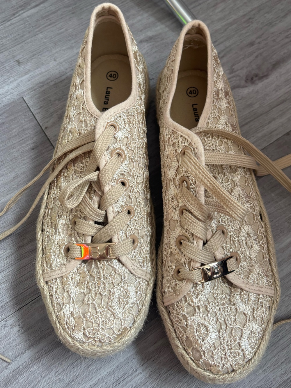 Beige Lace Casual Sneakers. Size 40